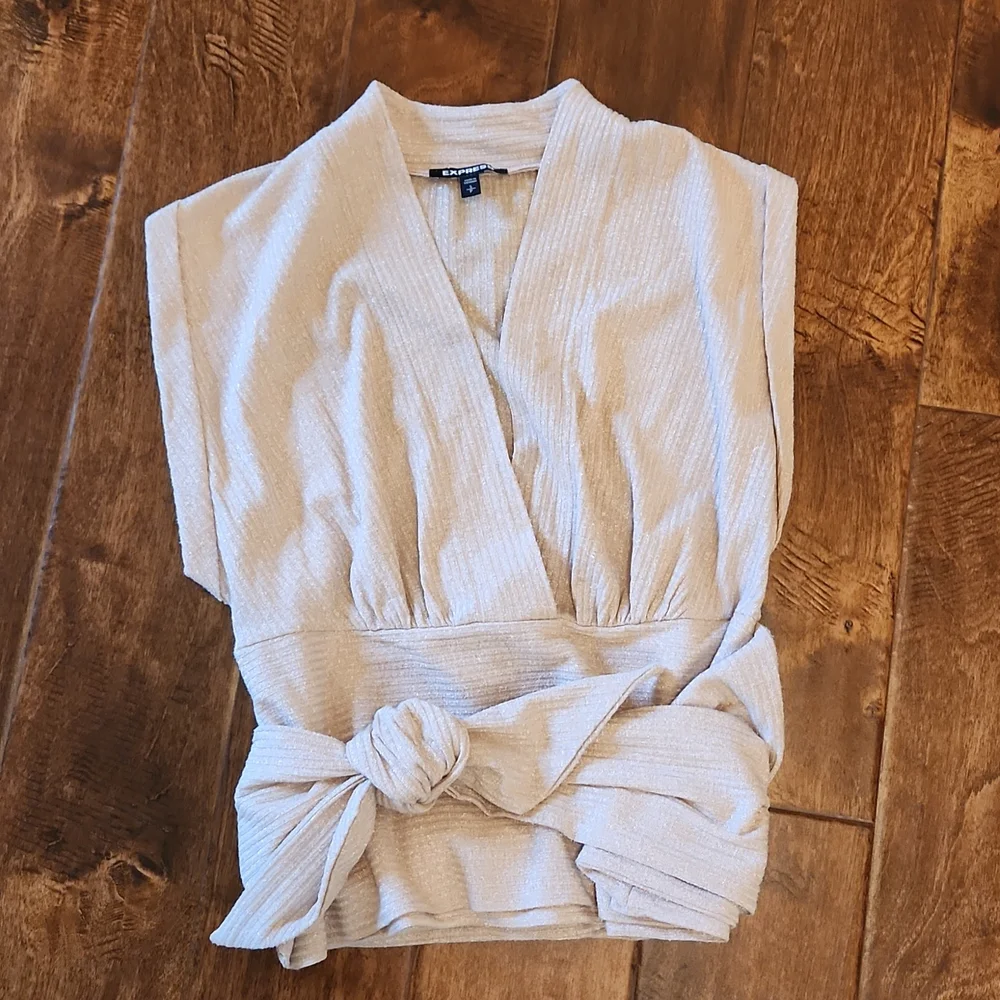 Express tie waist v-neck metallic tank - Picture 2 of 10